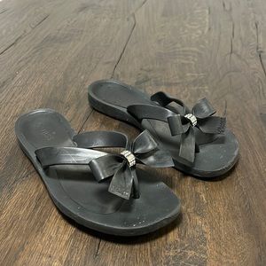 Black bow rubber Guess flip flops